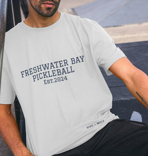 Camiseta clásica de pickleball de Freshwater Bay (letras azul marino).